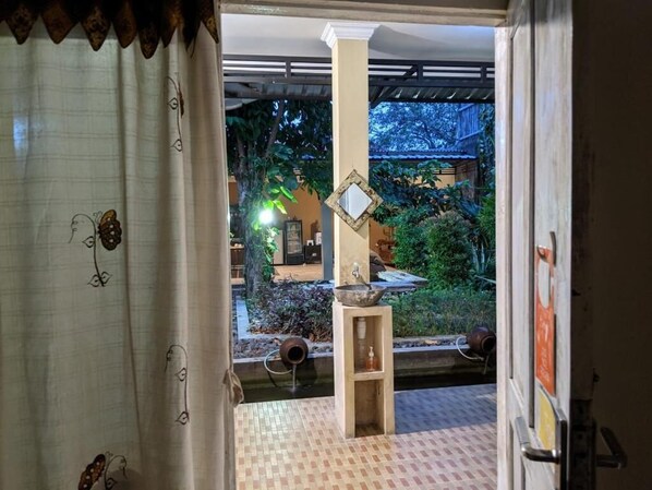 Standaard tweepersoonskamer, uitzicht op tuin | Interieur