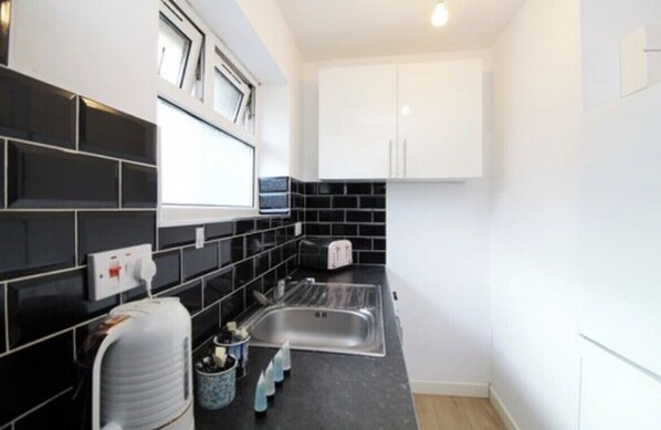 Apartment | Private kitchen - Coventry Road Studio Flat (Southampton)