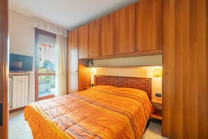 1 slaapkamer, een strijkplank/strijkijzer, gratis wifi, beddengoed