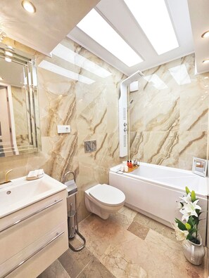 Hair dryer, towels, soap, shampoo - Attrait Studio Park center Bucharest Old Town (București)