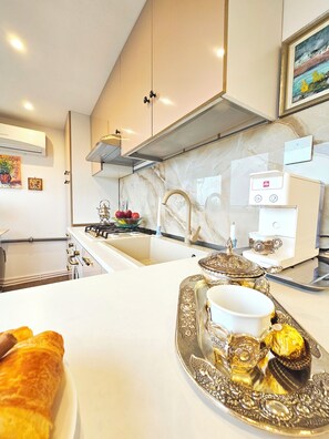 Fridge, microwave, oven, stovetop - Attrait Studio Park center Bucharest Old Town (București)