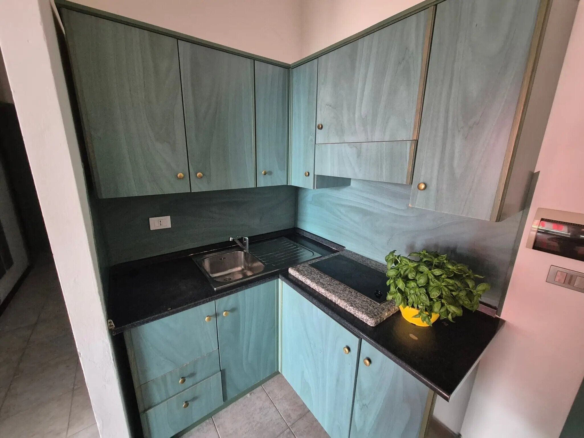 Kühlschrank, Herdplatte, Kochgeschirr/Geschirr/Besteck