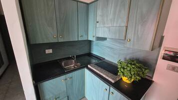 Kühlschrank, Herdplatte, Kochgeschirr/Geschirr/Besteck