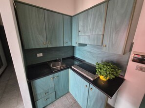 Kühlschrank, Herdplatte, Kochgeschirr/Geschirr/Besteck