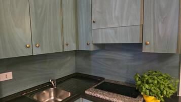 Kühlschrank, Herdplatte, Kochgeschirr/Geschirr/Besteck