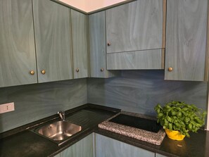 Kühlschrank, Herdplatte, Kochgeschirr/Geschirr/Besteck