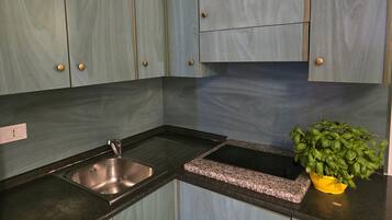 Frigorifero, piano cottura, pentole/stoviglie/utensili