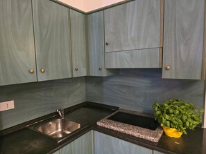 Frigorifero, piano cottura, pentole/stoviglie/utensili