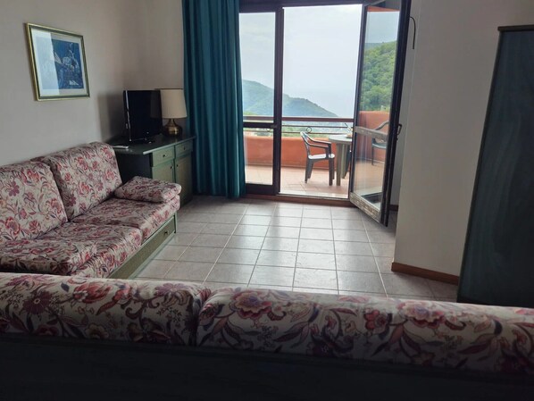 TV, table tennis - P.R. Club - Three-Room Enea 40 with Sea View, Private Terrace, and Air Conditioning (Centola)