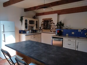 Fridge, oven, stovetop, dishwasher - Family Home for 10 Guests (Bannalec)