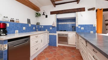 Réfrigérateur, un four, surface de cuisson, lave-vaisselle