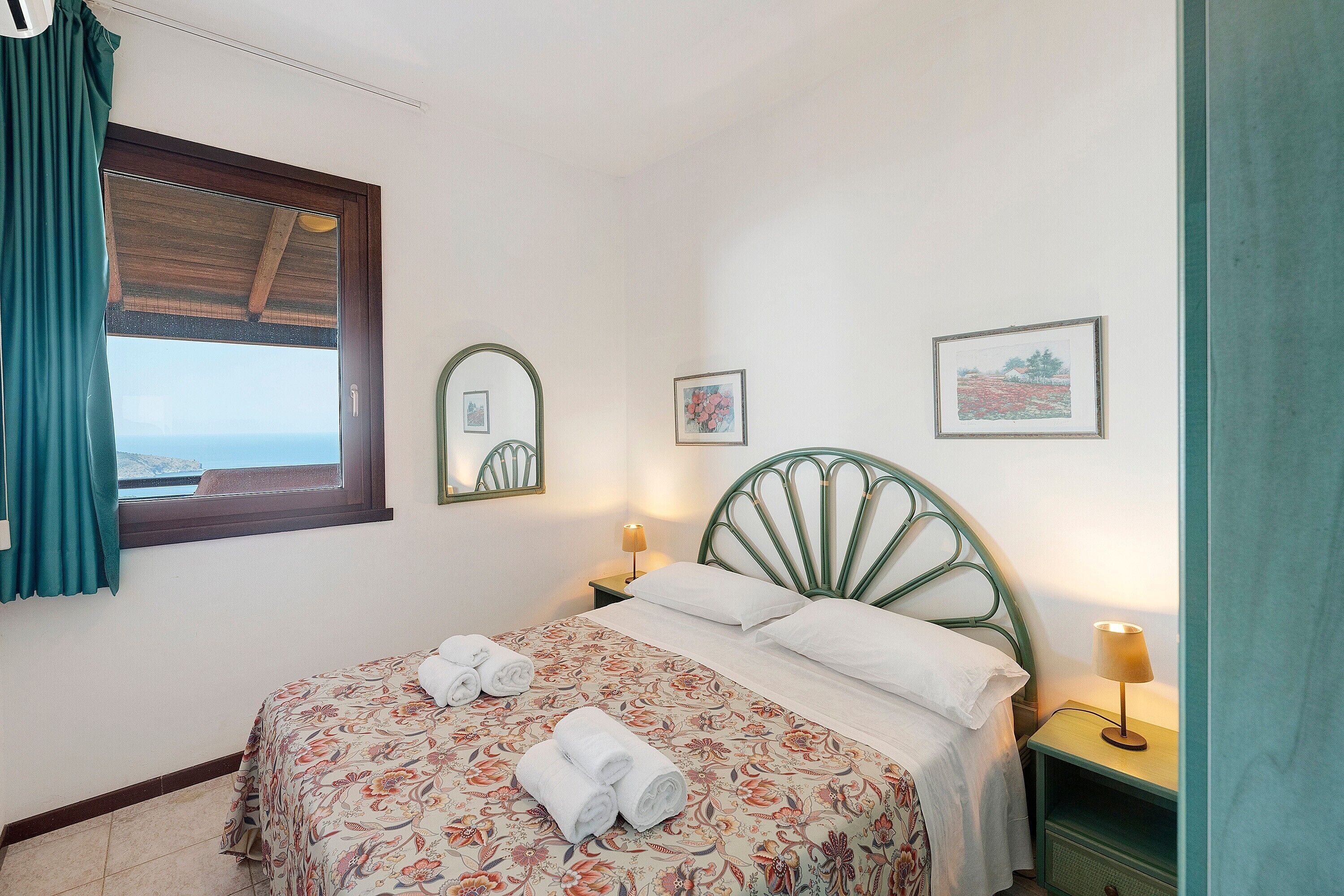 1 bedroom, bed sheets