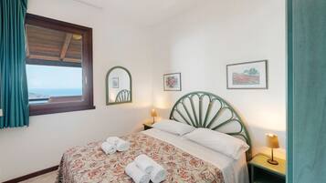 1 bedroom, bed sheets