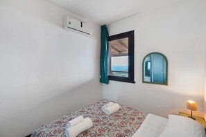 1 bedroom, bed sheets - P.R. Club - Studio Molpa 14' with Sea View, Private Terrace, and Air Conditioning (Centola)