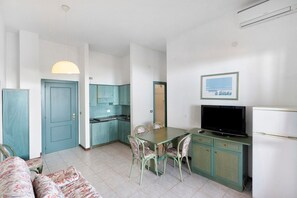 TV, ping pong - P.R. Club - Studio Molpa 16 with Sea View, Private Terrace and Air Conditioning (Centola)