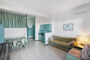 TV, ping pong - P.R. Club - Molpa 17 Studio with Sea View, Private Terrace and Air Conditioning (Centola)