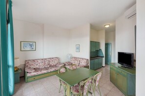 TV, table tennis - P.R. Club - Studio Molpa 5 with Sea View, Private Terrace and Air Conditioning (Centola)