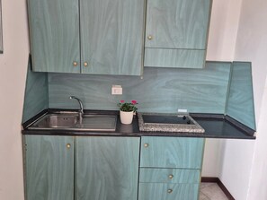 Fridge, stovetop, cookware/dishes/utensils - P.R. Club - Studio Molpa 7 with Sea View, Private Terrace and Air Conditioning (Centola)