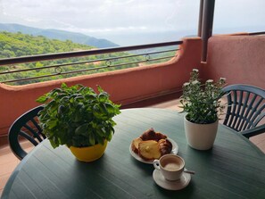 Outdoor dining - P.R. Club - Studio Molpa 7 with Sea View, Private Terrace and Air Conditioning (Centola)