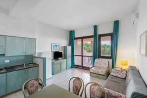 TV, ping pong - P.R. Club - Studio Molpa 8 with Sea View, Private Terrace and Air Conditioning (Centola)