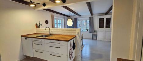 Réfrigérateur, four à micro-ondes, surface de cuisson, lave-vaisselle