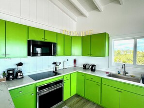 Microondas, horno, placa de cocina, lavavajillas