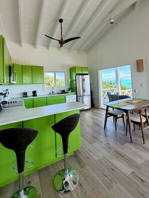 Microondas, horno, placa de cocina, lavavajillas