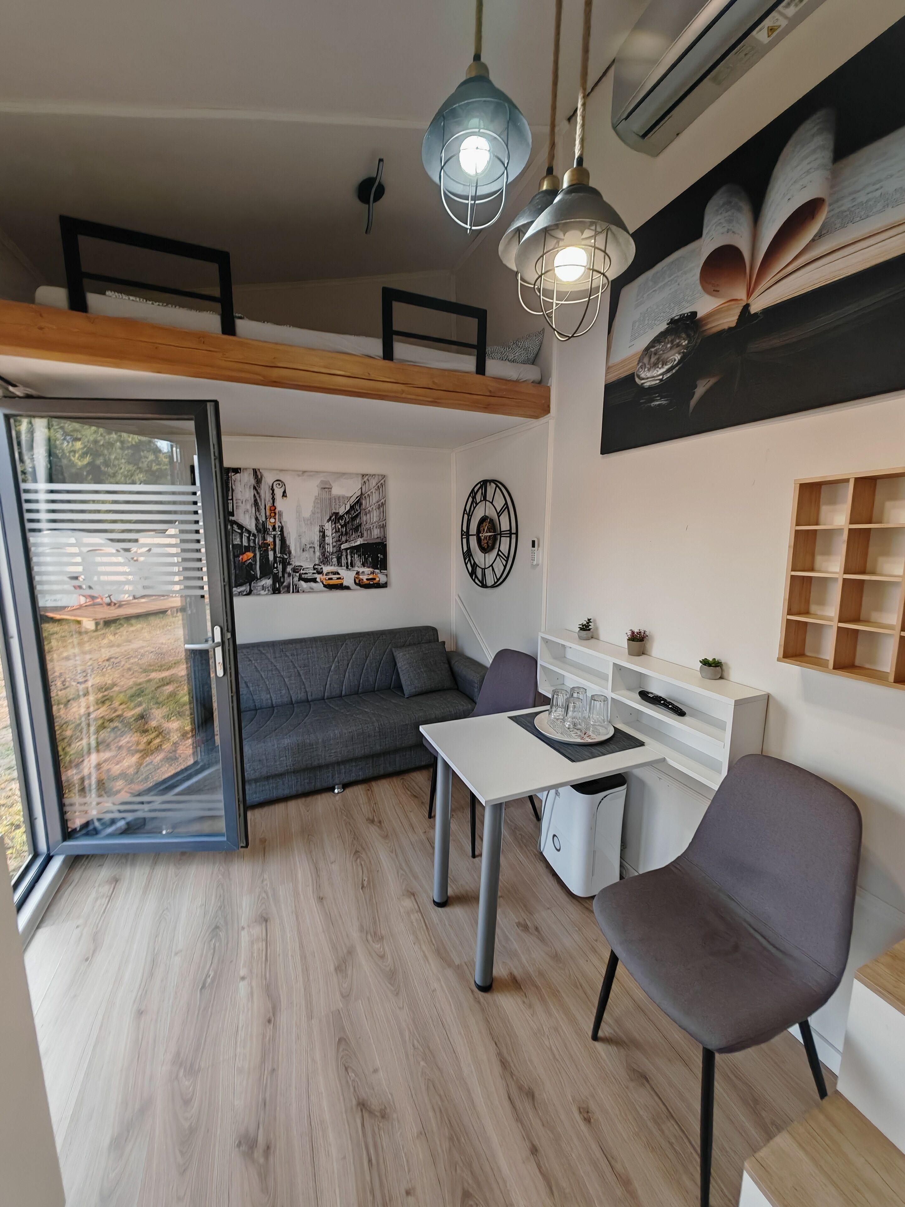 Superior stacaravan, uitzicht op de binnenplaats | Woonruimte