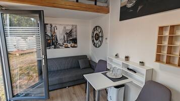 Superior stacaravan, uitzicht op de binnenplaats | Woonruimte
