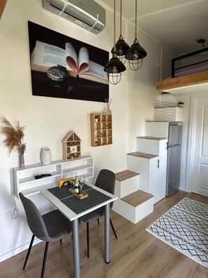 Een moderne keuken met witte kasten, een inbouwoven en een roestvrijstalen koelkast.