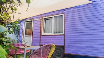 Casa rodante básica, vista al patio | Restaurante al aire libre