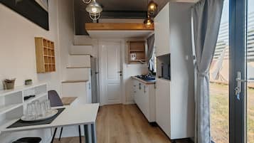 Superior stacaravan, uitzicht op de binnenplaats | Privékeuken