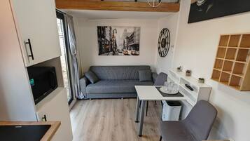 Superior Mobile Home, Courtyard View | Living area