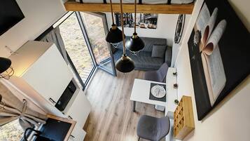 Casa rodante superior, vista al patio | Área de sala de estar