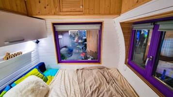 Design stacaravan, 1 tweepersoonsbed met slaapbank, uitzicht op de binnenplaats | Gratis wifi