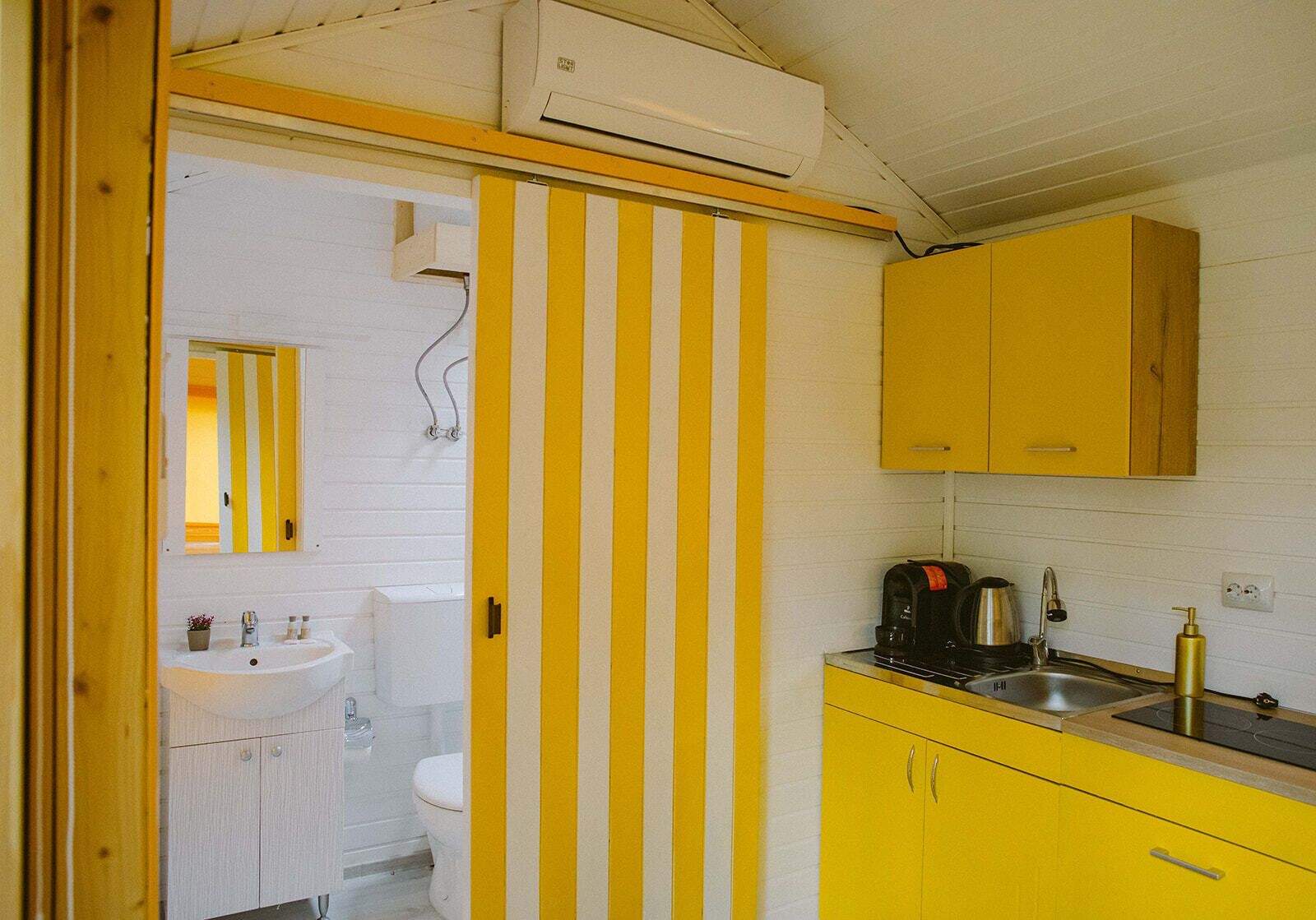 Comfort Mobile Home, Courtyard View | Private kitchen