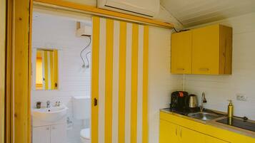 Comfort Mobile Home, Courtyard View | Private kitchen