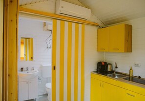 Private kitchen - Pura Vida Downtown Tiny Houses (Bucharest)