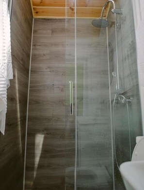 Comfort Mobile Home, Courtyard View | Bathroom - Pura Vida Downtown Tiny Houses (Bucharest)