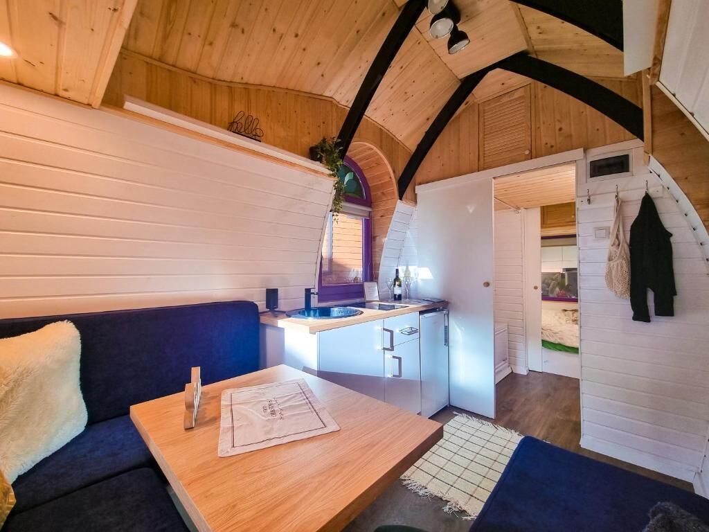 Mobile Design-Unterkunft, 1 Doppelbett und Schlafsofa, Blick auf den Innenhof | Innenbereich