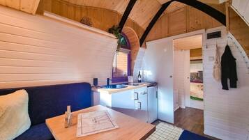 Mobile Design-Unterkunft, 1 Doppelbett und Schlafsofa, Blick auf den Innenhof | Innenbereich