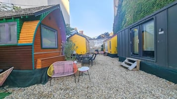 Design Mobile Home, 1 Double Bed with Sofa bed, Courtyard View | Outdoor dining