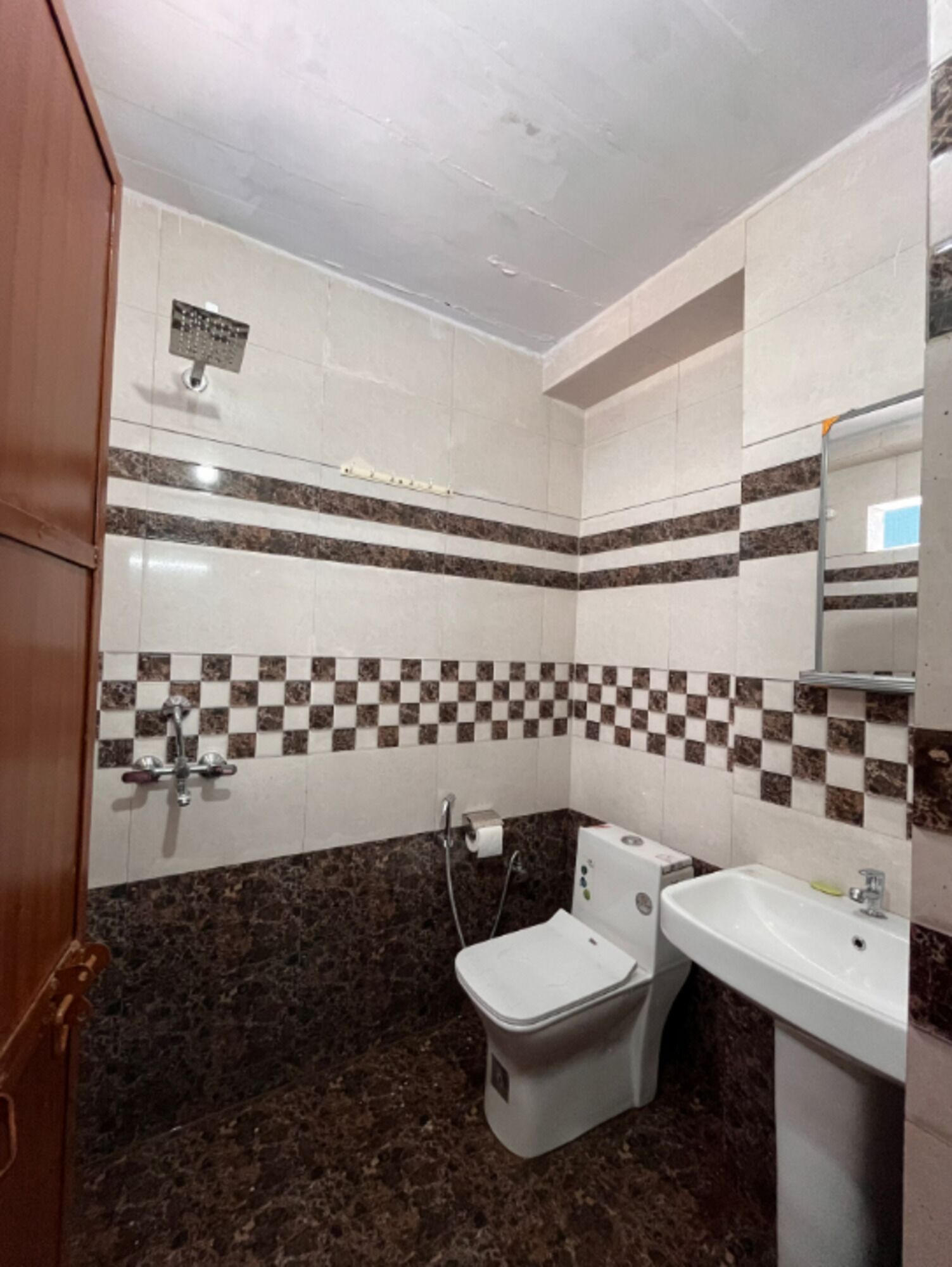 Dusche, Hausschuhe, Handtücher