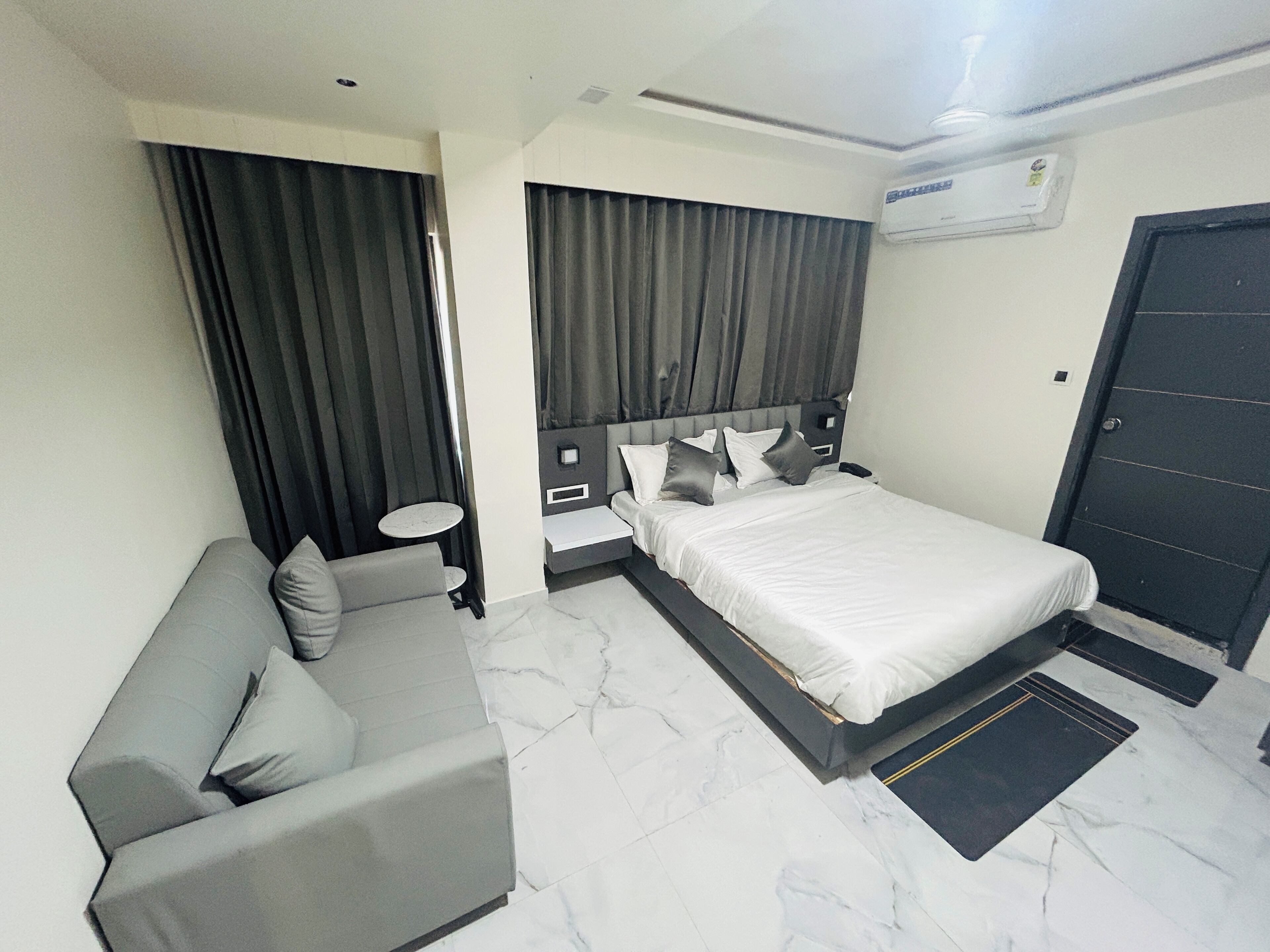 Dobbeltrom – deluxe, byutsikt | Skrivebord, skrivebord for bærbar PC og strykejern/-brett