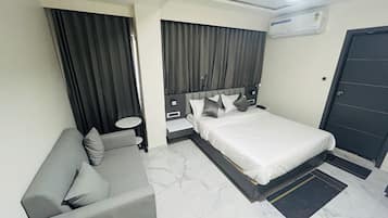 Dobbeltrom – deluxe, byutsikt | Skrivebord, skrivebord for bærbar PC og strykejern/-brett