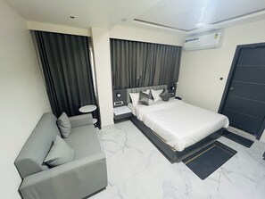 Kamar Double Deluks, pemandangan kota | Meja kerja, ruang kerja ramah laptop, dan setrika/meja setrika