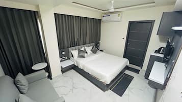 Dobbeltrom – deluxe, byutsikt | Skrivebord, skrivebord for bærbar PC og strykejern/-brett