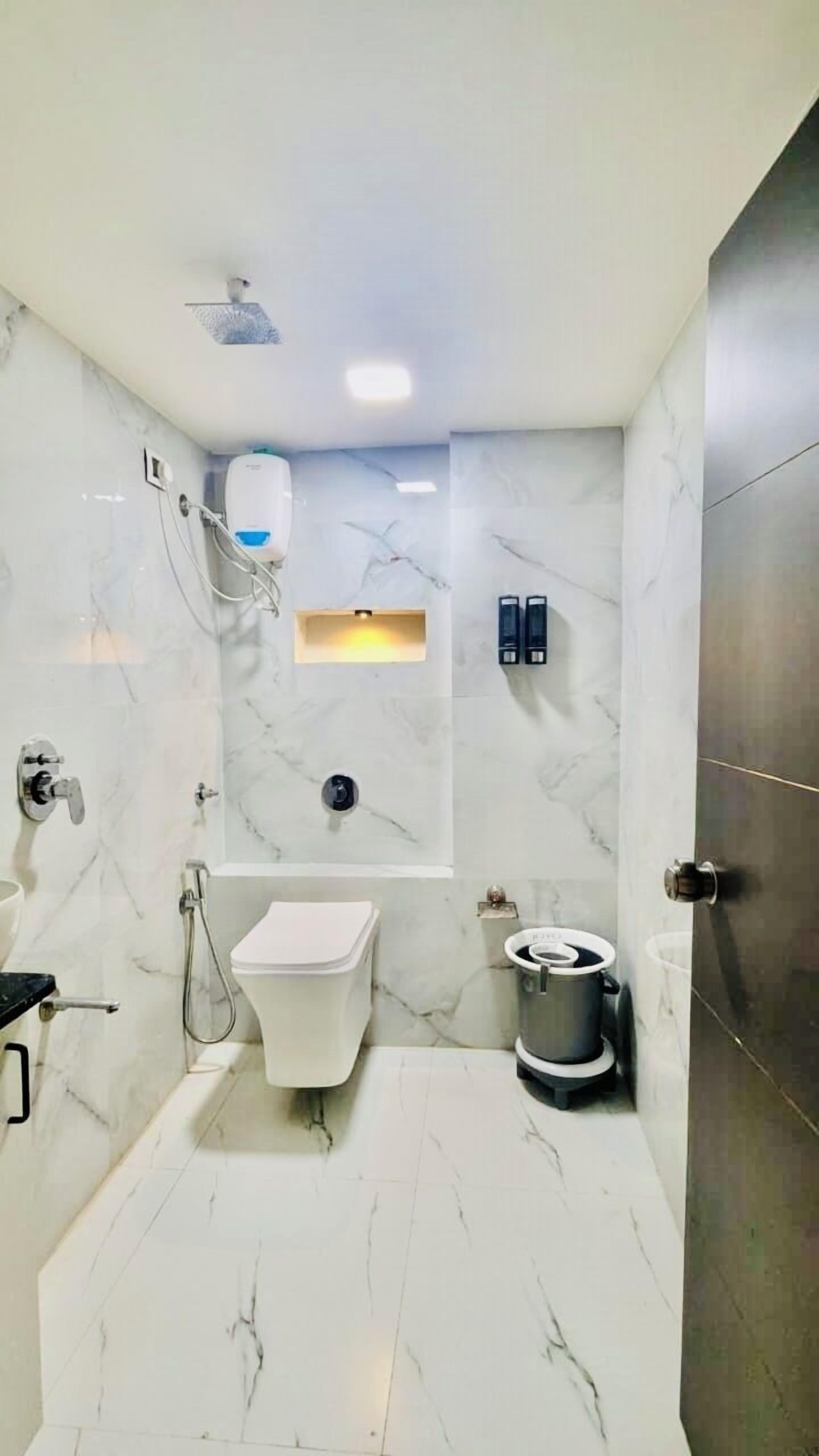 Deluxe tweepersoonskamer, uitzicht op stad | Badkamer | Een douche, gratis toiletartikelen, pantoffels, handdoeken
