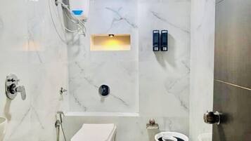 Deluxe tweepersoonskamer, uitzicht op stad | Badkamer | Een douche, gratis toiletartikelen, pantoffels, handdoeken