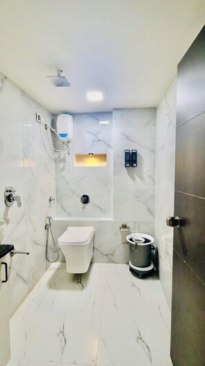 Deluxe tweepersoonskamer, uitzicht op de stad | Badkamer | Een douche, gratis toiletartikelen, pantoffels, handdoeken